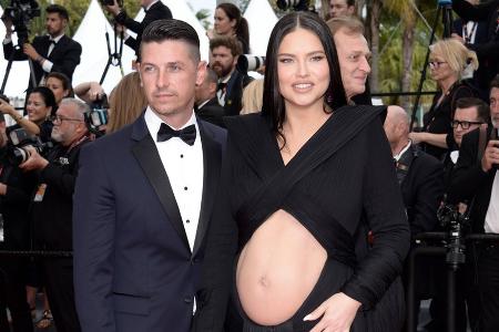 Adriana Lima setzt Babybauch in spektakulärem Cut-out-Kleid in Szene