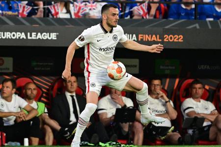Abgang möglich: Filip Kostic (Linkes Mittelfeld) - Das 2023 auslaufende Arbeitspapier des Leistungsträgers könnte nach 'Bild'-Informationen mit Hilfe der Champions-League-Millionen verlängert werden. Bislang galt sein Abgang im Sommer allerdings als nahezu sicher und Inter Mailand als möglicher Abnehmer.