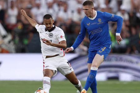 Abgang möglich: Djibril Sow (Zentrales Mittelfeld) - Für die Balance im Mittelfeld der Eintracht ist der laufstarke Schweizer ein entscheidender Faktor, mittlerweile locken allerdings Klubs wie der BVB und RB Leipzig. Im Falle eines Verkaufs würde er der SGE immerhin eine üppige Ablöse einbringen.