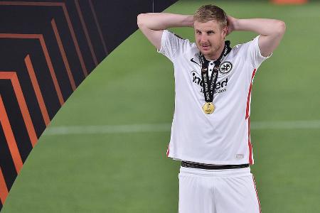 Abgang möglich: Martin Hinteregger (Innenverteidiger) - Der Fan-Liebling hat eine schwache Saison in der Bundesliga hinter sich, in der Europa League aber total überzeugt. Dennoch ist sein Abgang laut 'Sport Bild' trotz laufenden Vertrags bis 2024 möglich, um den Gehalts-Etat zu senken.