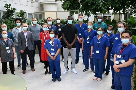 Abschiedsbesuch im Krankenhaus: Rüdiger beschenkt Patienten Abschiedsbesuch im Krankenhaus: Rüdiger beschenkt Patienten