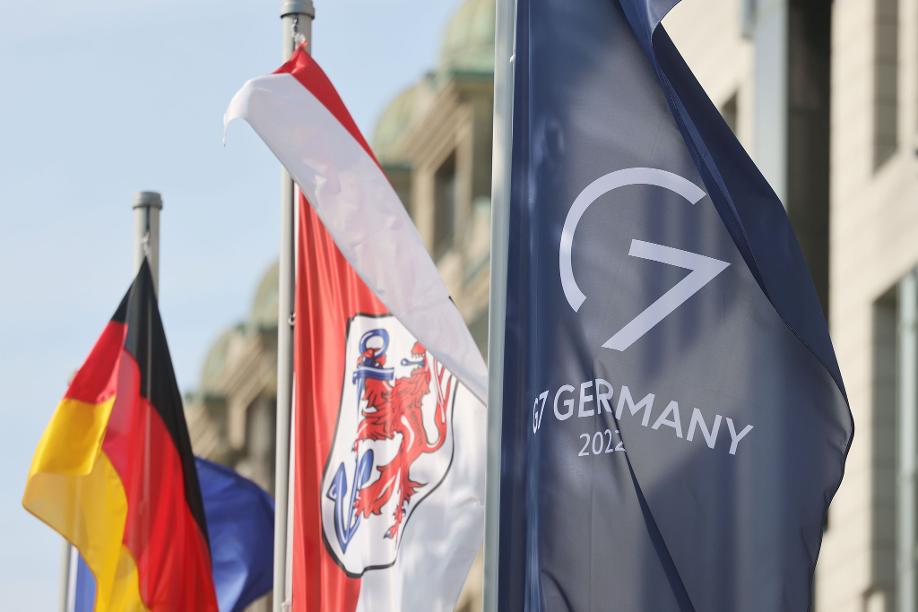 Eine Fahne mit dem G7-Logo flattert vor dem Tagungsort der Digitalministerkonferenz in Düsseldorf im Wind.