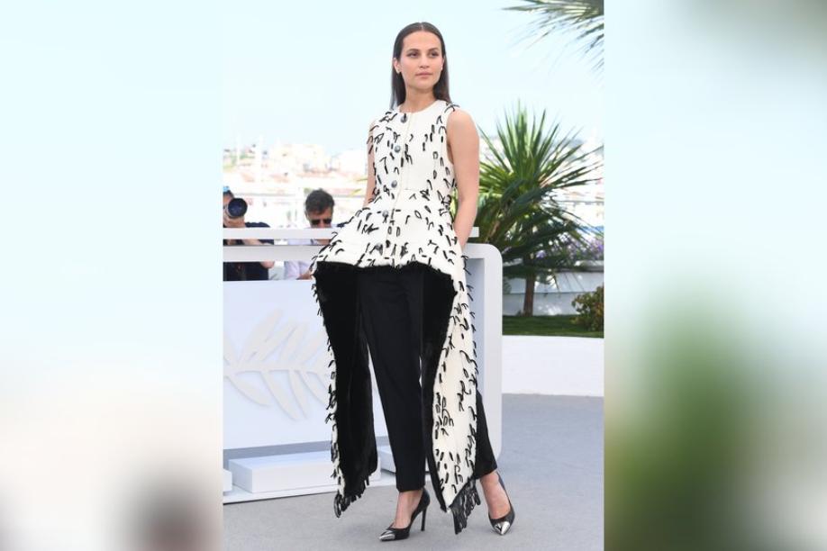 Alicia Vikander sorgt mit extravagantem Look für Aufsehen in Cannes