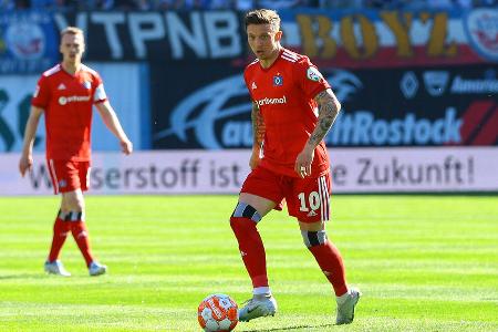 Sonny Kittel - Note: 5,0 - Strahlte zwar Spielwitz aus, agierte in fast allen seinen Aktionen aber deutlich zu umständlich. Brachte bis auf wenige Ausnahmen nur wenig Zug in Richtung Tor. Dies wandelte sich auch nicht, als er von der linken Seite auf die Zehn ging.