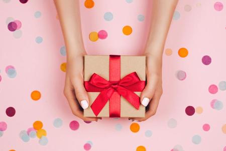 Das Schönste an Geschenken ist das Verschenken? Vielleicht können Sie auch einfach einem Freund oder einer Freundin eine kle...
