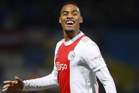 Ryan Gravenberch (Ajax Amsterdam) - Beim Ajax-Star ist die Sache klar: Die Sache ist durch. Das berichten deutsche und niederländische Medien übereinstimmend. Sobald der Medizincheck absolviert und bestanden ist, wird der Transfer offiziell verkündet. Für Gravenberch zahlen die Münchner alles in allem rund 25 Millionen Euro Ablöse.