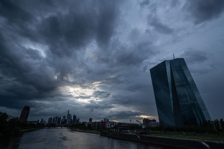 Dunkle Regenwolken ziehen über die Bankenskyline von Frankfurt am Main und die EZB hinweg.