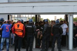 Chaos in Paris: Rummenigge fordert Dialog mit Fans