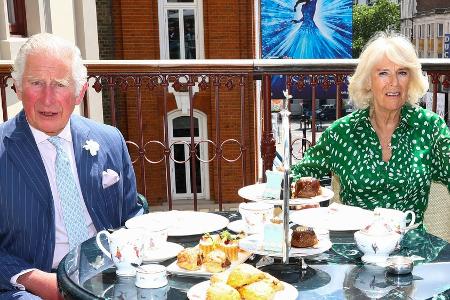 Prinz Charles und Camilla schmausen mit den Fans der Königin Prinz Charles und Camilla schmausen mit den Fans der Königin