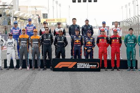 Die Formel-1-Gerüchteküche: Wer wird wo gehandelt? - In der Formel 1 wird hinter den Kulissen schon wieder fleißig getuschelt. Die Zukunft einiger Fahrer in der Königsklasse ist ernsthaft gefährdet. Gleichzeitig werden einige Neuzugänge bei den Teams heiß gehandelt. Was ist im Paddock gerade Gesprächsthema? Wer wird wo gehandelt? sport.de gibt den Überblick. Die Formel-1-Gerüchteküche: Wer wird wo gehandelt? - In der Formel 1 wird hinter den Kulissen schon wieder fleißig getuschelt. Die Zukunft einiger Fahrer in der Königsklasse ist ernsthaft gefährdet. Gleichzeitig werden einige Neuzugänge bei den Teams heiß gehandelt. Was ist im Paddock gerade Gesprächsthema? Wer wird wo gehandelt? sport.de gibt den Überblick.