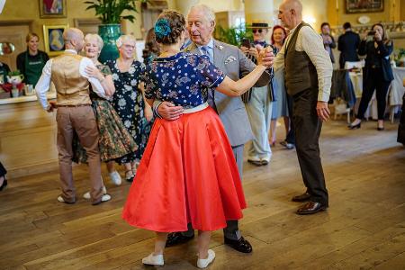 Überraschungsgast beim Tanztee: Prinz Charles schwingt das Tanzbein Überraschungsgast beim Tanztee: Prinz Charles schwingt das Tanzbein