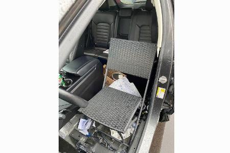 Ford Edge mit Campingstuhl hinterm Steuer