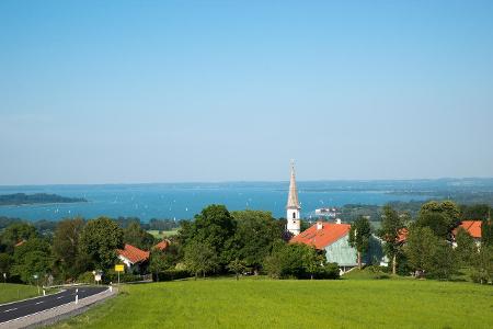 Blick auf Chiemsee Bayern.jpg