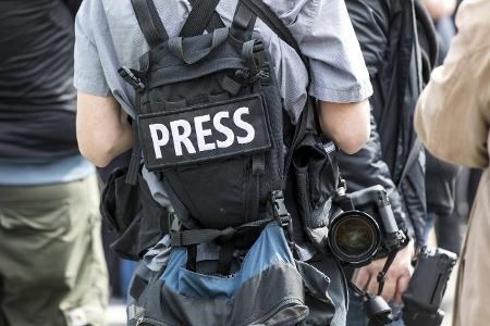 Journalist mit Kamera in der Hand