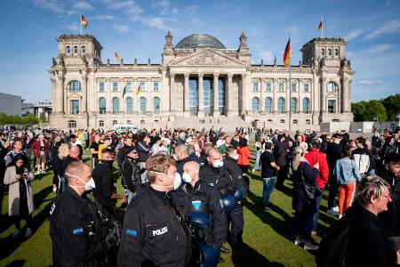 Polizeibeamte bei einer nicht genehmigten Demonstration am 6. Mai vor dem Reichstag