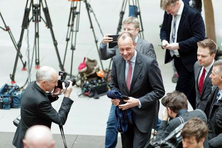 Friedrich Merz mit Fotografen