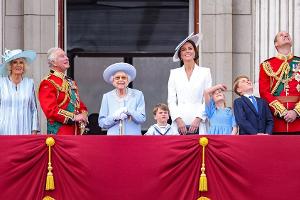 Balkon-Auftritt: Menschenmenge bejubelt die Queen und die Royals