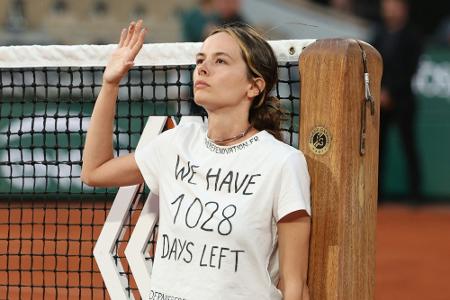 French Open: Umwelt-Aktivistin kettet sich ans Netz French Open: Umwelt-Aktivistin kettet sich ans Netz