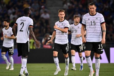 Italien vs. Deutschland: Noten und Einzelkritik - Die deutsche Nationalmannschaft hat einen wechselhaften Auftritt beim Nations-League-Auftakt in Bologna gegen Italien gezeigt. Sowohl in der Defensive als auch in der Offensive gab es bedenkliche Aussetzer. Die Einwechslungen von Hansi Flick retteten der DFB-Elf zumindest noch einen Punkt. Die Noten und Einzelkritik: