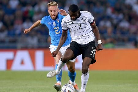 Antonio Rüdiger - Note: 3 - Warf sich in jeden Zweikampf und unterband sehr effektiv einige italienische Konterversuche nach langen Bällen mit seinem Tempo. Ließ sich von Scamacca allerdings einige Male abkochen. Es war letztendlich dennoch ein insgesamt gutes Spiel vom Neu-Madrilenen. War gegen Italien der beste DFB-Innenverteidiger.