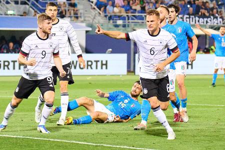 MITTELFELD: Joshua Kimmich - Note: 3,5 - Versuchte bei seinem DFB-Comeback gleich wieder als Regisseur zu glänzen, konnte aber zunächst keine allzu großen Akzente setzen. Auch seine gefürchteten Chipbälle vermissten ihre Präzision. Dies galt auch für seine Standards, die für keinerlei Gefahr sorgten. Stand dennoch goldrichtig für den Ausgleich (73.). Traf anschließend beinahe noch zur Führung. Ein (zu) spätes Erwachen des Mittelfeld-Chefs.