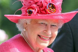 Party zum Platinjubiläum: Die Queen trinkt Tee mit Paddington Bär