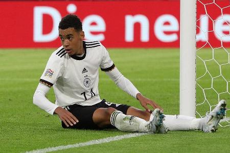 Jamal Musiala (bis 65.)- Note: 2,0 - War quasi immer anspielbar, hätte aber hier und da früher abspielen müssen. Verzettelte sich somit manchmal ein wenig. Kurz vor der Halbzeit ließ er einen zu zentral platzierten Schuss ab. War defensiv manchmal zu sorglos. Insgesamt war der Youngster dennoch ein permanenter Unruheherd für die Engländer.