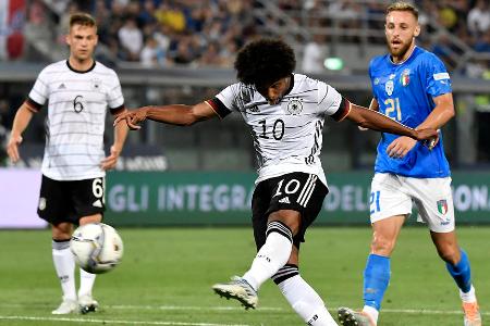 Serge Gnabry (bis 80.) - Note: 3,5 - Hatte viel Licht und viel Schatten in seinem Spiel. Störte die Italiener immer wieder früh in deren eigenen Hälfte und setzte sich ab und zu per Dribbling schön gegen seine Gegenspieler durch. Hätte in der 38. Minute zwingend die Führung erzielen müssen. Schaltete hin und wieder gedanklich ab und leistete sich unnötige Ballverluste. Insgesamt keine beeindruckende Leistung.