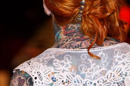 Weibliche Tattoos entschlüsseln