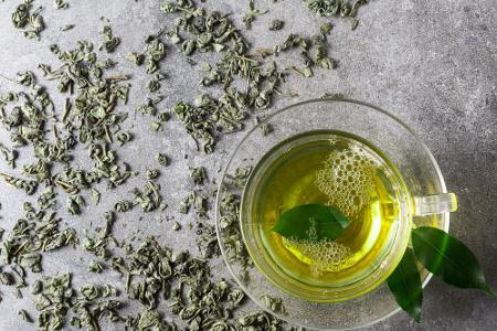 Wer Gewicht reduzieren möchte, sollte auf grünen Tee setzen. Seine Blätter enthalten sogenannte Catechine, die die Fettspeic...