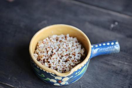 Das Superfood Quinoa enthält nicht nur jede Menge Vitamine, sondern auch wertvolle Fett- und Aminosäuren. Letztere helfen be...