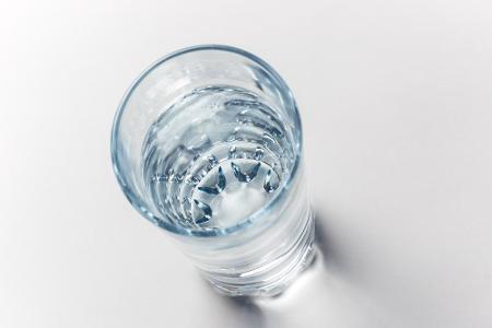 Wasser kurbelt den Stoffwechsel ordentlich an! Wenn man um die zwei Liter pro Tag trinkt (am besten vor den Mahlzeiten) erhö...