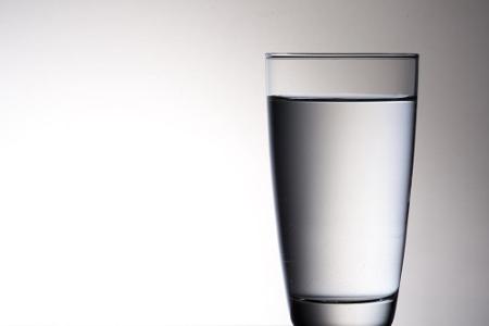 Auch ein Glas Wasser kann zwischendurch für einen Frische-Kick sorgen. Ob mit oder ohne Kohlensäure ist dabei egal. Generell...
