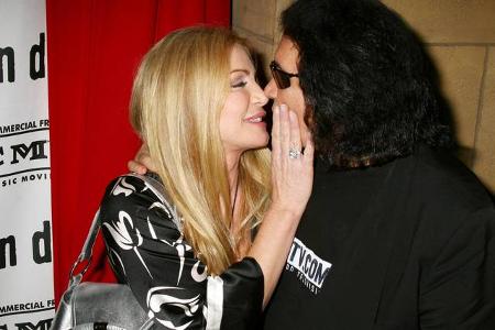 Gene Simmons setzte dem Klischee des Rockstars die Sahnehaube auf, als er 2011 das ehemalige Playboy-Bunny Shannon Tweed hei...