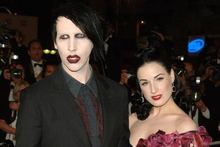 Dita von Teese legt ihre knappe Berufskleidung zwar auch regelmäßig ab, versucht sich als Burlesque-Tänzerin jedoch eher im ...