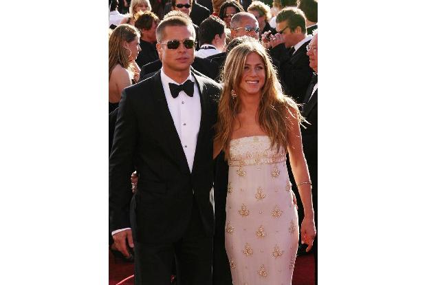 Ebenso heiß waren Brad Pitt und Jennifer Aniston bis zu ihrer unrühmlichen Scheidung im Jahr 2005, doch wer von den beiden h...