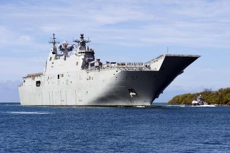 Canberra arriving at Pearl Harbor.jpg