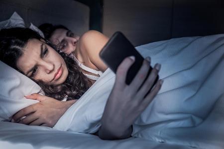 Verbringt sie ungewöhnlich viel Zeit am Smartphone?
