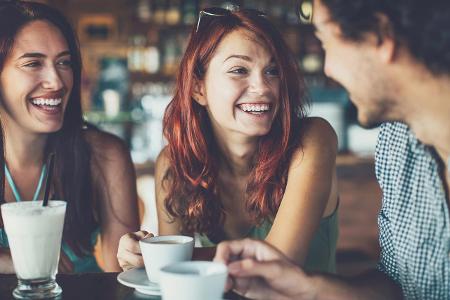 7 untrgliche Anzeichen, dass eine Frau mit Ihnen ins Bett will