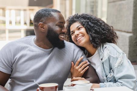7 untrgliche Anzeichen, dass eine Frau mit Ihnen ins Bett will
