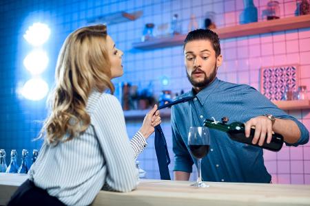 7 untrgliche Anzeichen, dass eine Frau mit Ihnen ins Bett will