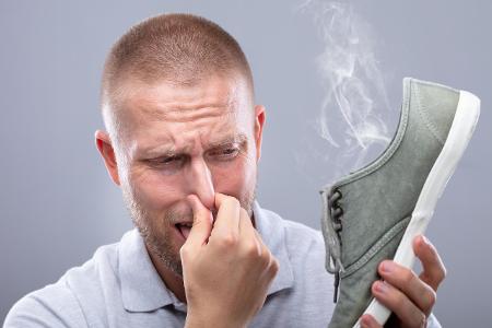 Fuß-Geruch: Die besten Tipps gegen Stinkefüße