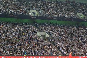 Banner in der Arena: Polizei kontrolliert Fan-Gruppe