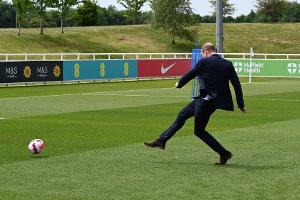 Prinz William versucht sich im Anzug als Fußballspieler