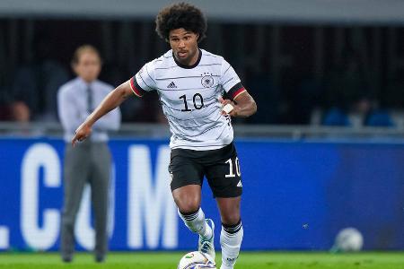 Serge Gnabry (FC Bayern, Linksaußen) - Dürfte derzeit in der Gunst des Bundestrainers aufgrund seiner Erfahrung noch ganz knapp vor Jamal Musiala liegen. Doch Gnabry braucht eine starke Hinrunde, um seinen Platz in der WM-Startelf zu behaupten. Zumal neben Musiala auch noch (der zuletzt schwächelnde) Leroy Sané auf eine Chance hofft.