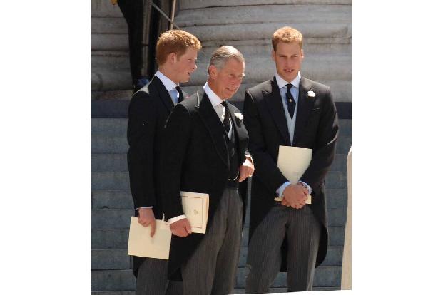 …gehört der künftige König zu den populärsten Mitgliedern des Königshauses. Nur die Queen ist beliebter. Bei seinen Untertanen liegt er als Wunsch-Nachfolger seiner Großmutter auf dem Thron vor seinem Vater Prinz Charles.