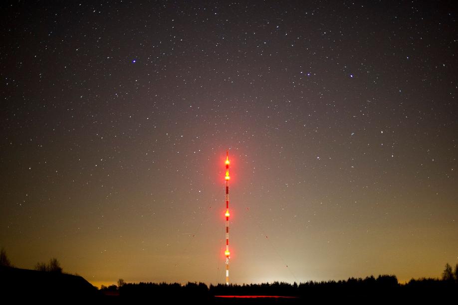 Ein Sendemast in Visselhövede (Niedersachsen) vor dem Sternenhimmel. Der Sender Visselhövede ist eine Sendeanlage für Hörfunk und Fernsehen.