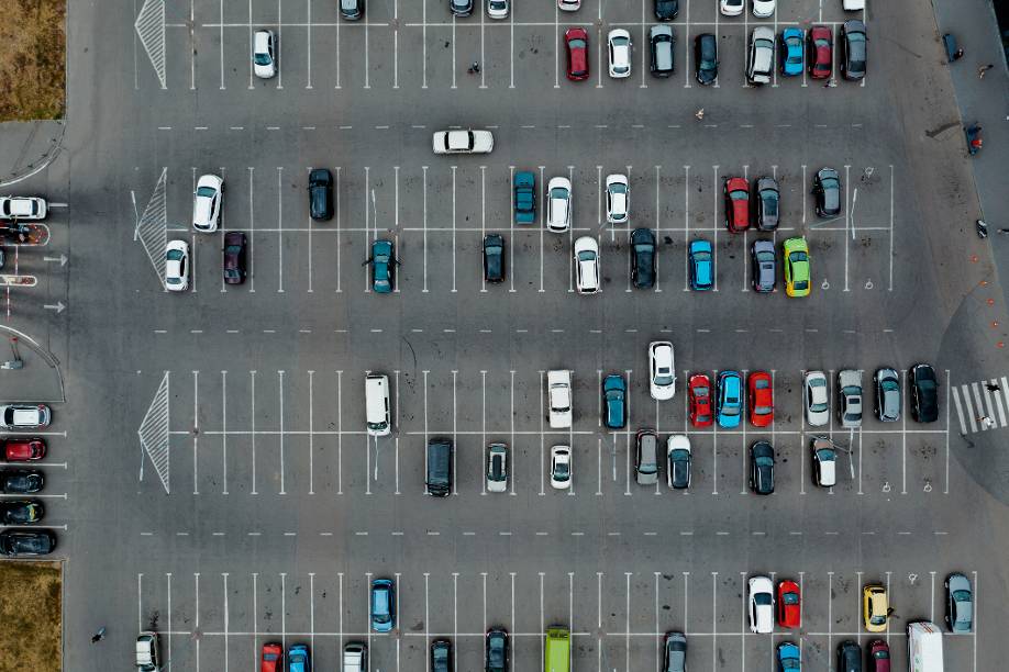 Diese Verkehrsregeln müssen Sie auf einem Firmenparkplatz beachten