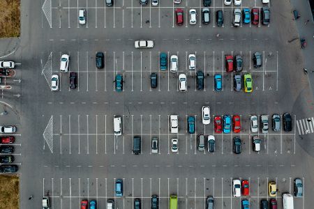 Diese Verkehrsregeln müssen Sie auf einem Firmenparkplatz beachten