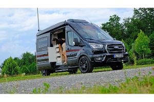 Dieser Ford-Camper hat ein trickreiches Bad